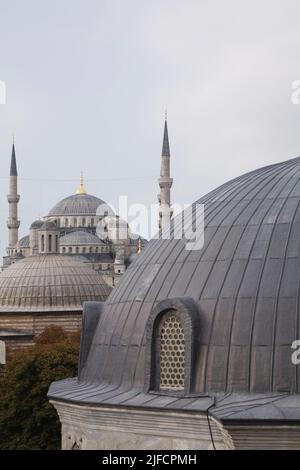 Vue partielle des Mausolées sur les terres de l'église de la sagesse sainte, Sainte-Sophie, et la Mosquée bleue en arrière-plan, Istanbul, Turquie. Banque D'Images