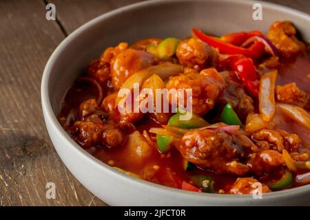 Un bol de poulet sucré et épicé avec des légumes Banque D'Images