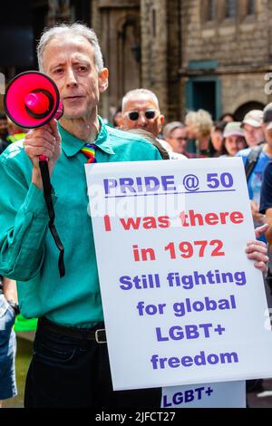 Londres, Royaume-Uni. 1st juillet 2022. Peter Tatchell, activiste des droits humains et LGBT+, se joint aux autres activistes du Front de libération gay (FGLF) lors d'une marche pour marquer le 50th anniversaire de la première Marche de la fierté britannique en 1972. La marche commémorative a pour but de retrouver les racines de Pride en tant que protestation ainsi qu'en tant que célébration des droits LGBT+, contrastant avec la dépolitisation et la commercialisation de Pride à Londres, et d'appeler à la libération LGBT+ au Royaume-Uni et dans le monde entier. Crédit : Mark Kerrison/Alamy Live News Banque D'Images