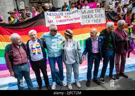 Londres, Royaume-Uni. 1st juillet 2022. Les anciens combattants du Front de libération gay (FGLF) marquent le 50th anniversaire de la première Marche de la fierté britannique en 1972 en retracant leurs pas de Charing Cross à Hyde Park. La marche commémorative a pour but de retrouver les racines de Pride en tant que protestation ainsi qu'en tant que célébration des droits LGBT+, contrastant avec la dépolitisation et la commercialisation de Pride à Londres, et d'appeler à la libération LGBT+ au Royaume-Uni et dans le monde entier. Crédit : Mark Kerrison/Alamy Live News Banque D'Images