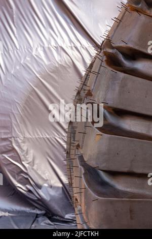 Grandes roues arrière du camion à benne basculante à un angle inhabituel. Les roues ont une bande de roulement pour le mouvement du tombereau sur sol meuble. Banque D'Images