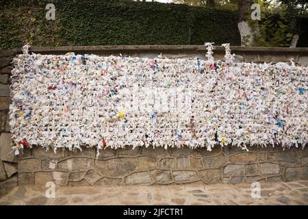 Notes d'offrandes et de souhaits au Parc culturel de la Vierge Marie, Meryemana, Ephèse, Turquie. Banque D'Images