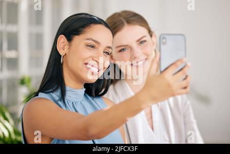 Jeune femme d'affaires travaillant dans un bureau d'entreprise. Jeune femme d'affaires travaillant dans un bureau d'entreprise. Banque D'Images
