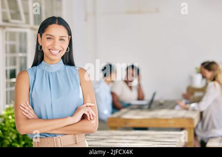 Jeune femme d'affaires travaillant dans un bureau d'entreprise. Jeune femme d'affaires travaillant dans un bureau d'entreprise. Banque D'Images