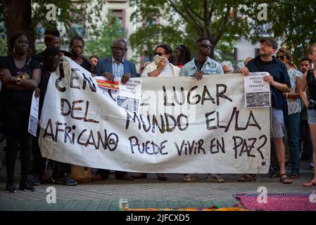 Pampelune, Espagne. 01st juillet 2022. Les manifestants tiennent une bannière qui dit « où dans le monde les Africains peuvent-ils vivre en paix ? » Lors d'une démonstration à Pampelune. Près d'un millier de personnes ont manifesté aujourd'hui à Pampelune avec le slogan: La vie noire compte avec le hashtag #MasacreMelilla, en condamnation de plus de 35 meurtres aux mains de la police marocaine quand ils ont essayé de sauter la barrière qui sépare l'Afrique de l'Espagne sur 25 juin 2022. Crédit : SOPA Images Limited/Alamy Live News Banque D'Images