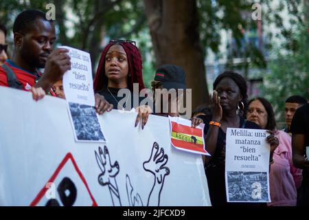 Pampelune, Espagne. 01st juillet 2022. Un manifestant émotif et pleurant tient une bannière dans la condamnation des meurtres qui se sont produits à Melilla aux mains de la police marocaine, lors d'une manifestation à Pampelune. Près d'un millier de personnes ont manifesté aujourd'hui à Pampelune avec le slogan: La vie noire compte avec le hashtag #MasacreMelilla, en condamnation de plus de 35 meurtres aux mains de la police marocaine quand ils ont essayé de sauter la barrière qui sépare l'Afrique de l'Espagne sur 25 juin 2022. Crédit : SOPA Images Limited/Alamy Live News Banque D'Images