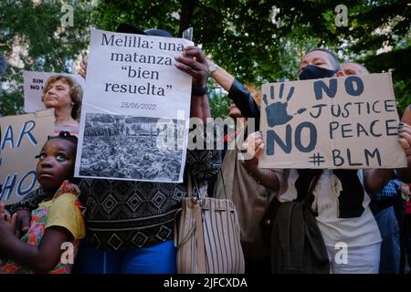 Pampelune, Espagne. 01st juillet 2022. Un manifestant tient une bannière qui dit "élilla un massacre bien résolu, et un autre tient un signe qui dit "pas de justice, pas de paix # BLM" lors d'une manifestation à Pampelune. Près d'un millier de personnes ont manifesté aujourd'hui à Pampelune avec le slogan: La vie noire compte avec le hashtag #MasacreMelilla, en condamnation de plus de 35 meurtres aux mains de la police marocaine quand ils ont essayé de sauter la barrière qui sépare l'Afrique de l'Espagne sur 25 juin 2022. Crédit : SOPA Images Limited/Alamy Live News Banque D'Images