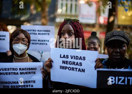 Pampelune, Espagne. 01st juillet 2022. Un manifestant de couleur tient un écriteau qui dit «Black Lives Matter, lors d'une démonstration tenue à Pampelune. Près d'un millier de personnes ont manifesté aujourd'hui à Pampelune avec le slogan: La vie noire compte avec le hashtag #MasacreMelilla, en condamnation de plus de 35 meurtres aux mains de la police marocaine quand ils ont essayé de sauter la barrière qui sépare l'Afrique de l'Espagne sur 25 juin 2022. Crédit : SOPA Images Limited/Alamy Live News Banque D'Images