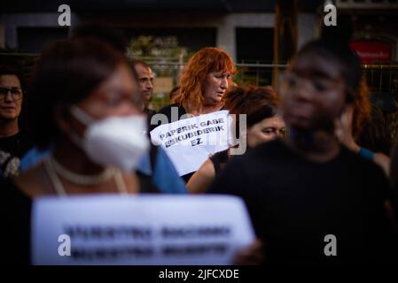 Pampelune, Espagne. 01st juillet 2022. Un manifestant espagnol tient un écriteau qui dit en basque, "sans papiers, sans droits" lors d'une manifestation à Pampelune. Près d'un millier de personnes ont manifesté aujourd'hui à Pampelune avec le slogan: La vie noire compte avec le hashtag #MasacreMelilla, en condamnation de plus de 35 meurtres aux mains de la police marocaine quand ils ont essayé de sauter la barrière qui sépare l'Afrique de l'Espagne sur 25 juin 2022. Crédit : SOPA Images Limited/Alamy Live News Banque D'Images