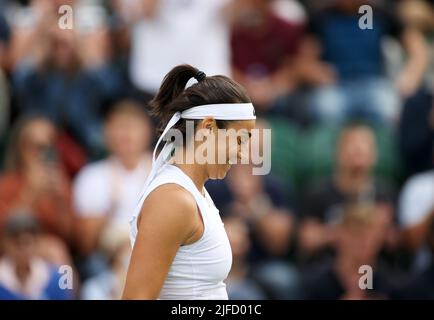 Londres, Royaume-Uni. 1st juillet 2022. Caroline Garcia réagit après avoir remporté le troisième tour de match entre Zhang Shuai, de Chine, et Caroline Garcia, de France, au championnat de tennis de Wimbledon à Londres, au Royaume-Uni, sur 1 juillet 2022. Crédit : Li Ying/Xinhua/Alay Live News Banque D'Images