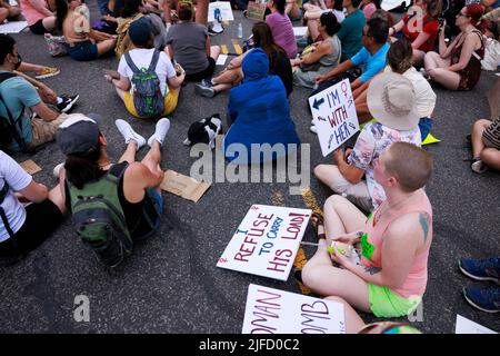 WASHINGTON, DISTRICT DE COLUMBIA - 26 JUIN : des militants du droit à l'avortement ont fermé une rue près de la Maison Blanche pour protester deux jours après qu'une majorité conservatrice ait frappé Roe contre Wade, sur 26 juin 2022 à Washington, district de Columbia. La décision de la Cour dans l'affaire Dobbs c. Jackson Women's Health annule l'affaire Roe c. Wade, qui date d'antan de 50 ans, et efface le droit fédéral à un avortement. Banque D'Images