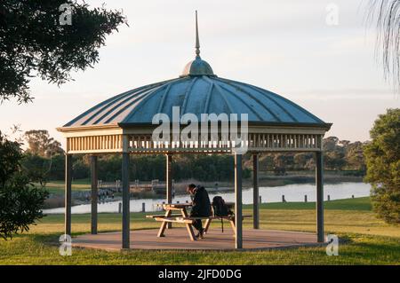 Karkarook Park est un parc métropolitain de 15 ha situé à Moorabbin, Melbourne, Victoria, Australie, qui comprend des zones humides artificielles et un lac rempli de poissons Banque D'Images