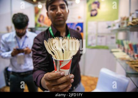 New Delhi, Inde. 01st juillet 2022. L'exposant a vu présenter une cuillère en bois lors de la 'Plastic Vikalp Mela' (alternative à la foire en plastique) pour faire connaître le remplacement des produits en plastique au stade Thyagraj. Le gouvernement du centre interdit la fabrication, l'importation, le stockage, la distribution, la vente, Et l'utilisation d'articles en plastique à usage unique identifiés avec peu d'utilité et un fort potentiel de litière de 1 juillet 2022 en Inde. Crédit : SOPA Images Limited/Alamy Live News Banque D'Images