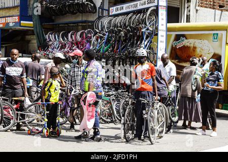 Nakuru, Kenya. 25th juin 2022. Vue générale des bicyclettes assemblées d'occasion importées du Royaume-Uni sur un marché prêt à être vendu. Les bicyclettes deviennent un mode de transport populaire dans les zones urbaines et rurales. (Photo de James Wakibia/SOPA Images/Sipa USA) crédit: SIPA USA/Alay Live News Banque D'Images