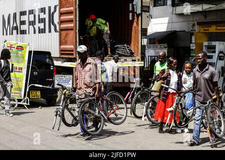 Nakuru, Kenya. 25th juin 2022. Des gens ont vu porter des pièces de vélo d'occasion importées du Royaume-Uni. Les bicyclettes deviennent un mode de transport populaire dans les zones urbaines et rurales. (Photo de James Wakibia/SOPA Images/Sipa USA) crédit: SIPA USA/Alay Live News Banque D'Images