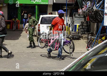 Nakuru, Kenya. 25th juin 2022. Un homme a vu porter des pièces de vélo d'occasion importées du Royaume-Uni. Les bicyclettes deviennent un mode de transport populaire dans les zones urbaines et rurales. (Photo de James Wakibia/SOPA Images/Sipa USA) crédit: SIPA USA/Alay Live News Banque D'Images