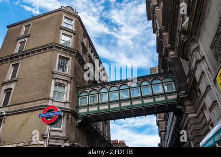 La passerelle de l'hôtel Charing Cross au-dessus de Villiers Street, près de The Strand and Embankment, Londres. Banque D'Images