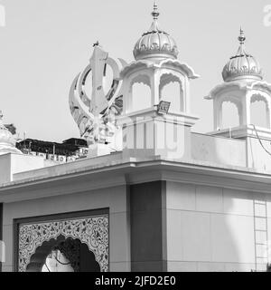 Khansa Sikh symbole religieux Saint à l'entrée gurudwara avec une image de ciel bleu clair est prise à SIS Ganj Sahib Gurudwara à Chandni Chowk, en face de Rouge Banque D'Images