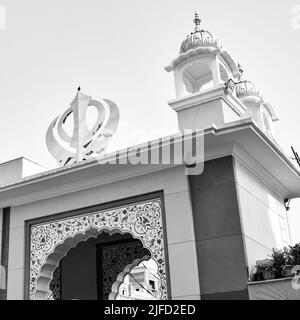 Khansa Sikh symbole religieux Saint à l'entrée gurudwara avec une image de ciel bleu clair est prise à SIS Ganj Sahib Gurudwara à Chandni Chowk, en face de Rouge Banque D'Images