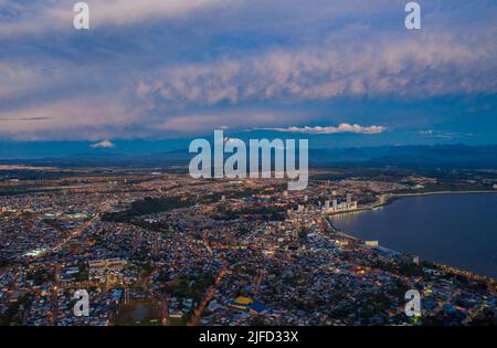 vista aérea de la Ciudad de Puerto Montt al atardecer, con volcanes andinos al fondo y hermosos colores de la hora azul Banque D'Images