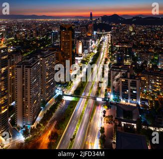 Vue aérienne avenue kennedy à Santiago du Chili. Heure bleue après le coucher du soleil Banque D'Images