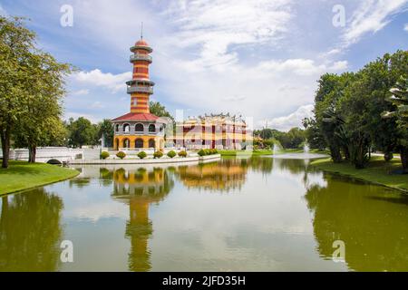 Ho Withun Thasana ou le Sages Lookout est une tour d'observatoire construite et Phra Thinang Wehart Chamrun à Bang Pa-in Palace Ayutthaya Thaïlande. Banque D'Images