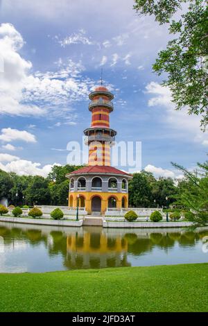 Ho Withun Thasana ou le Sages Lookout est une tour d'observatoire construite par le roi Chulalongkorn en 1881 à Bang Pa-In Palace Ayutthaya Thaïlande. Banque D'Images