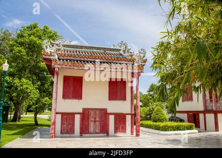 La petite maison en face de Phra Thinang Wehart Chamrun ou la résidence royale de la lumière céleste à Bang Pa-in Palace Ayutthaya Thaïlande Banque D'Images