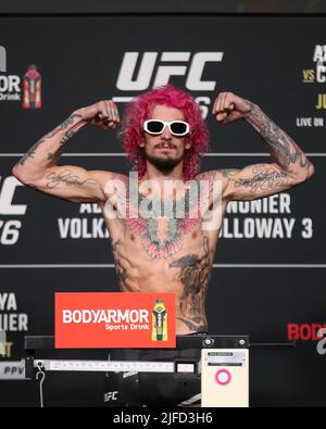 Las Vegas, États-Unis. 01st juillet 2022. LAS VEGAS, NV - JUILLET 1 : Sean O’Malley pose sur la balance pour les pesées officielles de l'UFC 276 à l'aréna T-Mobile sur 1 juillet 2022 à Las Vegas, Nevada, États-Unis. (Photo par Alejandro Salazar/PxImages) Credit: PX Images/Alamy Live News Banque D'Images