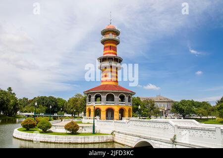 Ho Withun Thasana ou le Sages Lookout est une tour d'observatoire construite par le roi Chulalongkorn en 1881 à Bang Pa-In Palace Ayutthaya Thaïlande. Banque D'Images