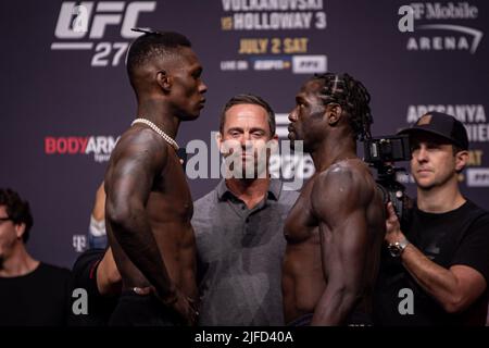 Las Vegas, États-Unis. 01st juillet 2022. LAS VEGAS, NV - 1 juillet : Israël Adesanya (L) et Jared Cannonier (R) face-off à l'arène T-Mobile pour UFC 276 - Adesanya vs Cannonier - Weeins de cérémonie sur 1 juillet 2022 à LAS VEGAS, NV, États-Unis. (Photo de Louis Grasse/PxImages) crédit: PX Images/Alamy Live News Banque D'Images