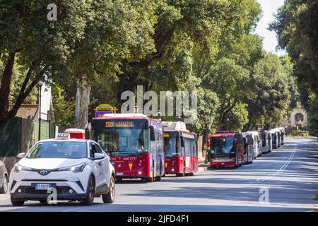 Rome, Italie. 29 juin 2022: Ligne de bus pour les transports urbains et touristiques garés dans le centre-ville, dans l'avenue bordée d'arbres de la Villa Borghèse à Rome. Banque D'Images