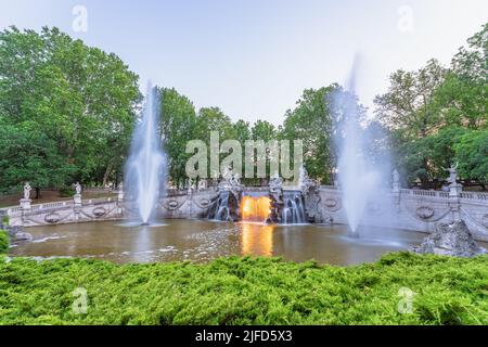 Fontana dei 12 Mesi, Turin, Italie. Opulent monument datant de 19th ans, orné de nombreuses statues allégoriques en marbre, d'une fontaine et d'une piscine Banque D'Images