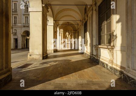 Turin, Italie. 16 juin 2022. Arcade dans le Palazzo Civico ou di Città Banque D'Images