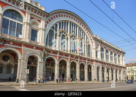 Turin, Italie. 16 juin 2022. Façade de la gare de Torino Puorta Nova Banque D'Images