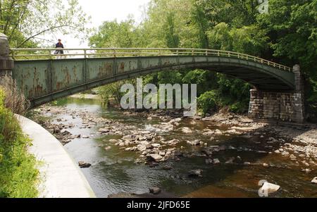 Ancien pont au-dessus de la rivière Croton en aval du barrage de New Croton, Croton-on-Hudson, NY, États-Unis Banque D'Images