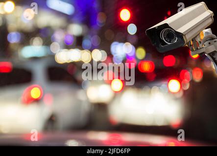 Image d'une caméra de vidéosurveillance sur fond de rue trouble de nuit. Effet de filtre vintage Banque D'Images