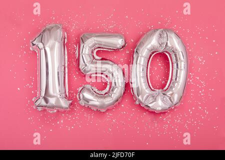 Argent ballon forme numéro un cent cinquante 150 fond rose Banque D'Images