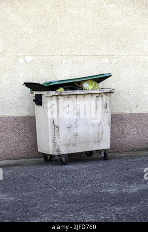 Poubelle dans la rue, nettoyage et recyclage, écologie Banque D'Images