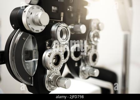 Gros plan de l'appareil de mesure de la vue du phoropter, du contrôle de la santé oculaire et du concept ophtalmologique. Banque D'Images