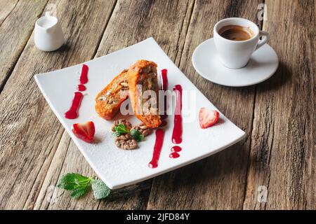 Dessert végétarien. Rouleau de pomme de carotte et café Banque D'Images