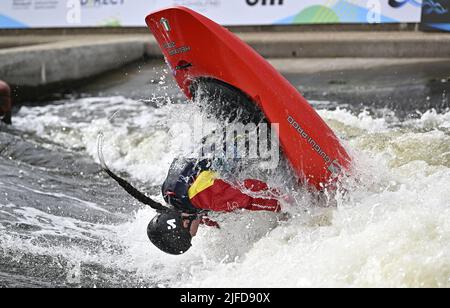 Nottingham, Royaume-Uni. 01st juillet 2022. Les Championnats du monde de canoë freestyle ICF 2022. Centre national des sports nautiques, Holme Pierrepont Country Park.Beibhin Butler (IRL) pendant la finale de canoë pour femmes. Credit: Sport en images/Alamy Live News Banque D'Images