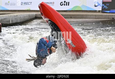 Nottingham, Royaume-Uni. 01st juillet 2022. Les Championnats du monde de canoë freestyle ICF 2022. National Water Sports Center, Holme Pierrepont Country Park.Landon Miller (Etats-Unis) pendant la finale masculine de canoë. Credit: Sport en images/Alamy Live News Banque D'Images