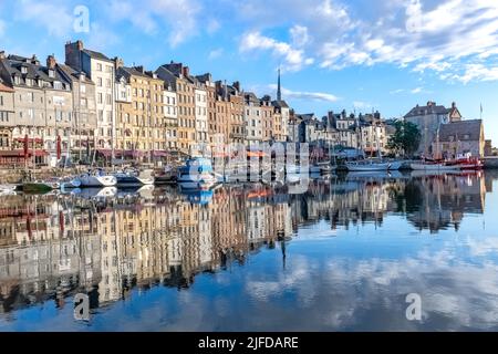 Honfleur, belle ville de France, port le matin, réflexion sur la rivière Banque D'Images