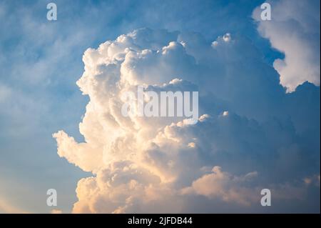 Sommet d'un nuage de tempête Cumulonimbus illuminé par le soleil bas Banque D'Images