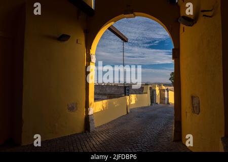 La porte extérieure du Portas da Esquina, l'une des trois entrées principales dans les murs de la ville historique d'Elvas. Alentejo, Portugal Banque D'Images