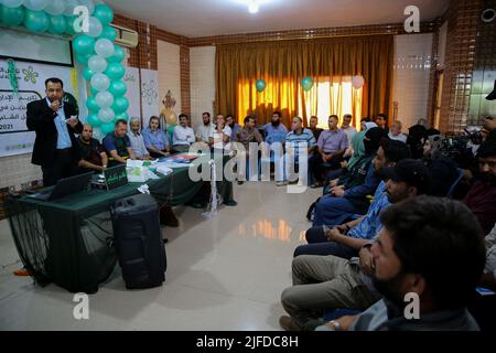 29 juin 2022, Hazano, gouvernorat d'Idlib, Syrie : Idlib, Syrie. 29 juin 2022. De nombreux professeurs d'école distingués du gouvernorat d'Idlib et de la campagne ouest d'Alep sont reniés en hommage pour leurs efforts dans l'enseignement au milieu des nombreux défis du conflit prolongé en Syrie. L'événement visait à célébrer le rôle fondamental des enseignants dans la partie nord-ouest de la Syrie où l'enseignement est particulièrement difficile et dangereux, mais extrêmement précieux pour les enfants qui grandissent en Syrie ravagée par la guerre (Credit image: © Juma Mohammad/IMAGESLIVE via ZUMA Press Wire) Banque D'Images