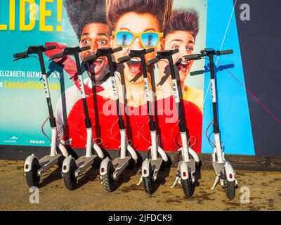 Location d'un scooter ou d'un scooter électrique ou d'un scooter électrique dans la péninsule de Greenwich - Londres, Angleterre Banque D'Images