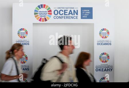 Lisbonne, Portugal. 27th juin 2022. Les participants marchent sur le lieu de la Conférence des Nations Unies sur l'océan à Lisbonne, au Portugal, au 27 juin 2022. Plus de 150 pays sont parvenus à un accord et ont proclamé la « Déclaration de Lisbonne » visant à intensifier les actions scientifiques et innovantes pour faire face à l'urgence océanique à la fin de la Conférence des Nations Unies sur les océans sur l'1 juillet. Crédit: Pedro Fiuza/Xinhua/Alay Live News Banque D'Images