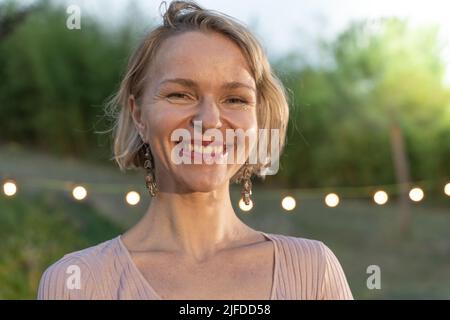 Belle femme portrait cheveux blonds et beau sourire. Banque D'Images
